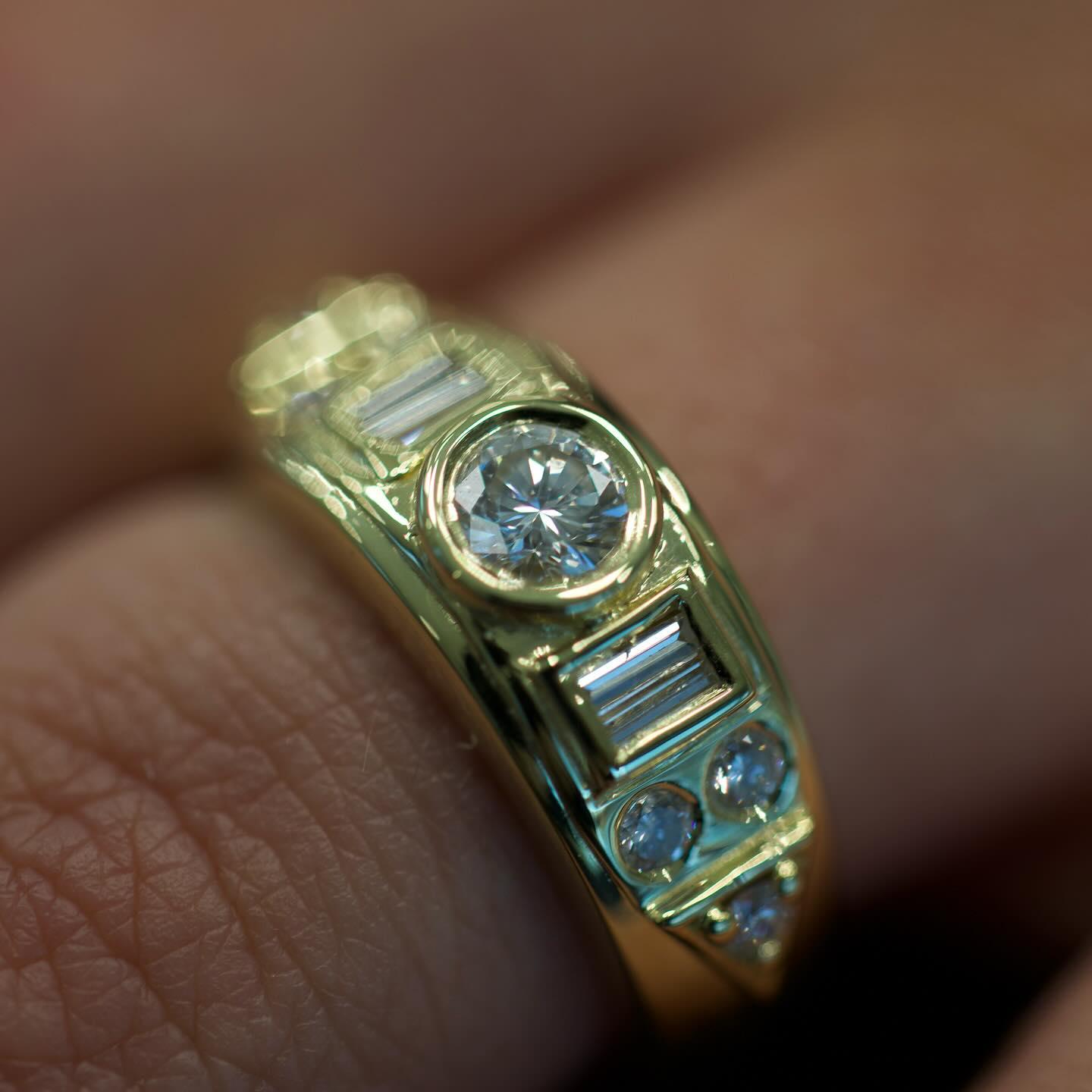 Round brilliant diamond ring with baguettes and pavé details